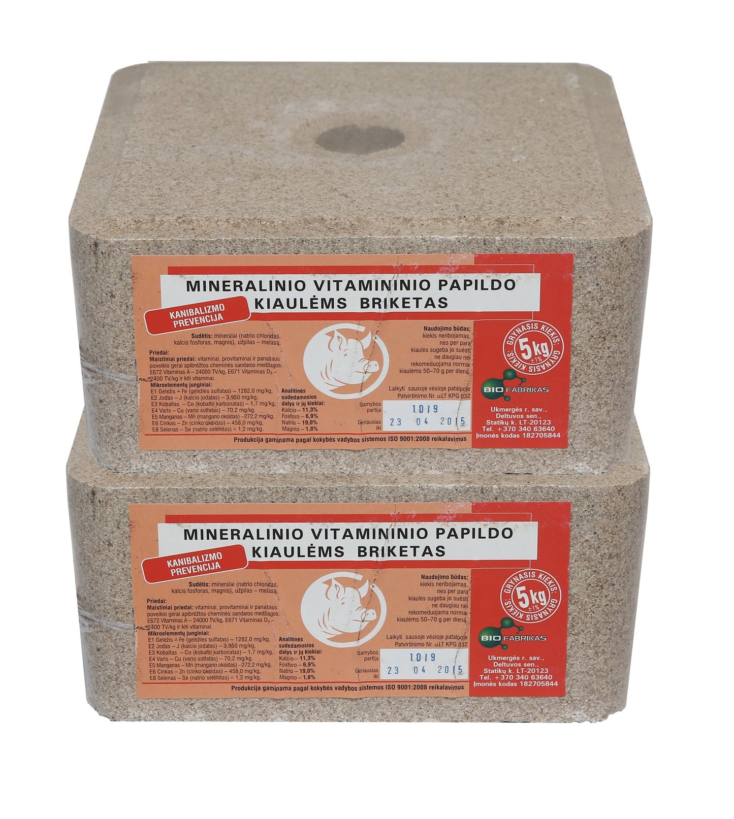 Lickable briquette of vitamin mineral supplement for pigs for the prevention of cannabalism